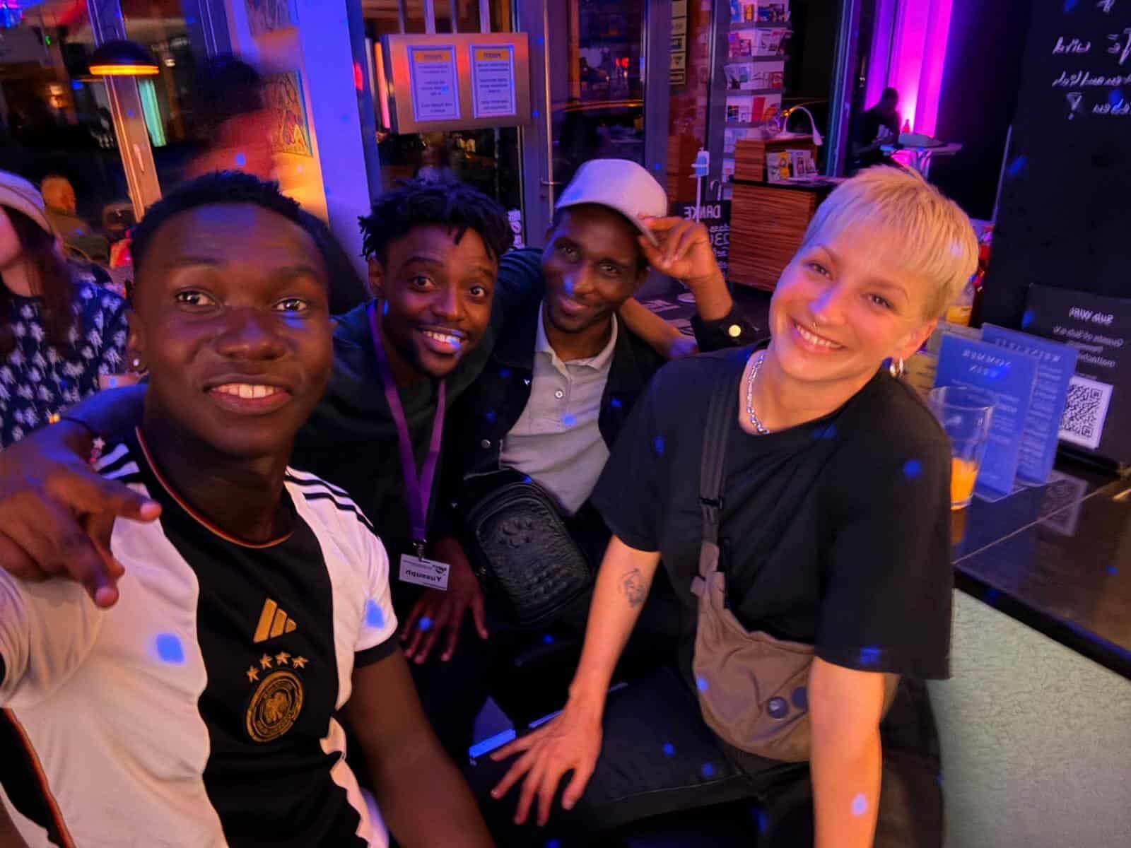 Lena Höcht an der Sub-Theke mit den Rainbow Refugees. Foto: privat