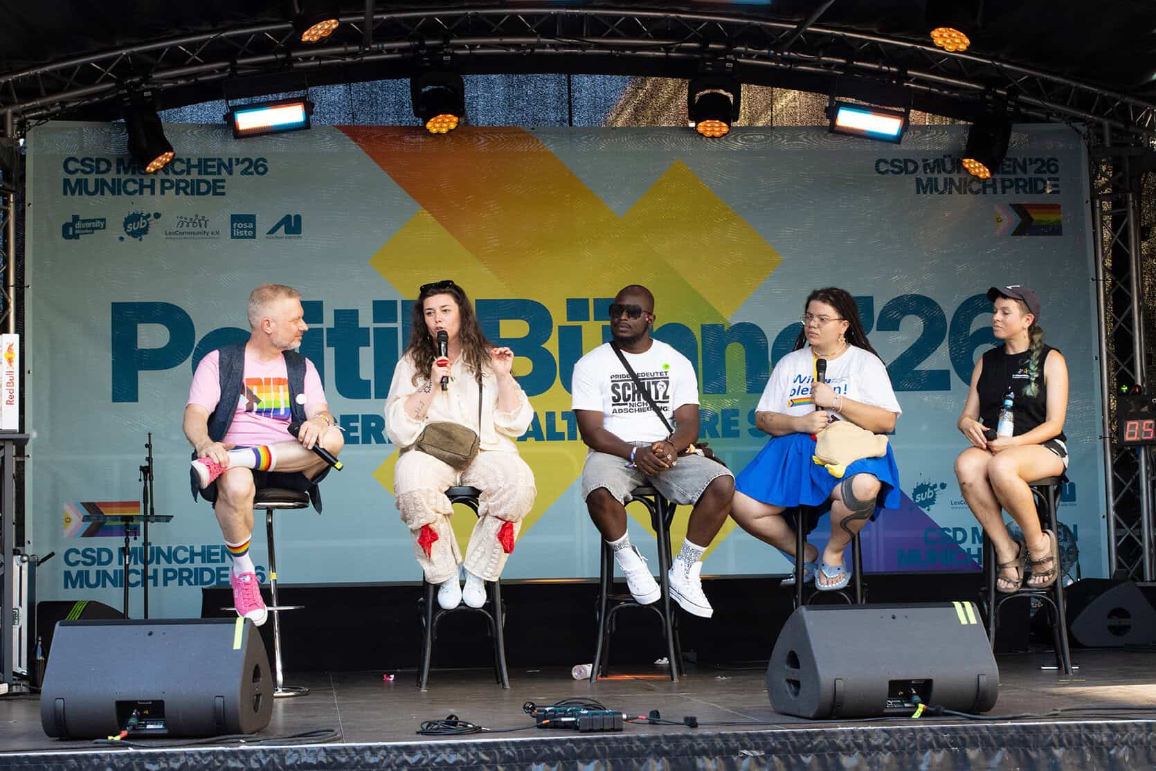 Münchens LGBTIQ*-Community feiert die Vielfalt! 3 Auf der Politik-Bühne sprechen Anita Beneta (l.) von der Sub-Geflüchtetenhilfe und Suru Emmanuel, Botschafter der Sub-Kampagne "Pride bedeutet Schutz, nicht Abschiebung". Foto Katharina Sabine Beck