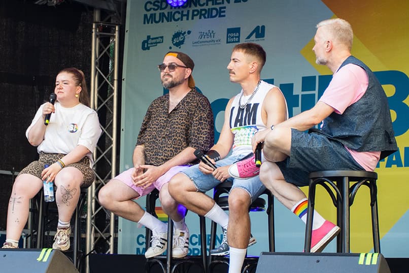 Münchens LGBTIQ*-Community feiert die Vielfalt! 4 Auf der Politik-Bühne sprechen Leonie L. von Strong! und Robert Seiler vom Sub über queerfeindliche Gewalt. Foto Sabine Beck