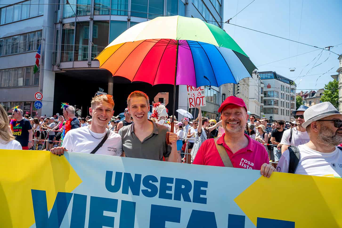 Münchens LGBTIQ*-Community feiert die Vielfalt! 2 Dominik Krause und Rosa-Liste-Stadtrat Bernd Müller an der Spitze der PolitParade. Foto: Bethel Fath