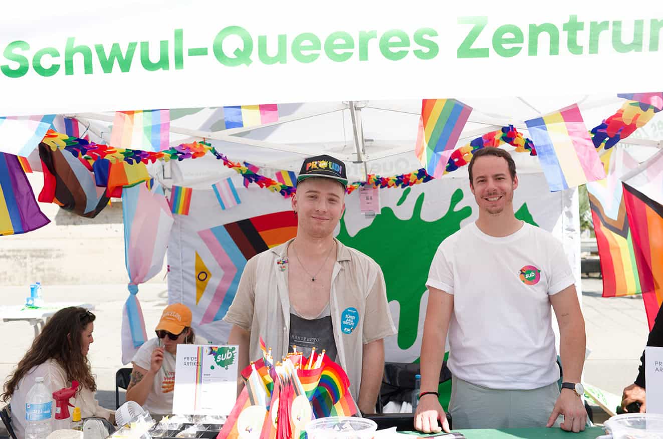 Münchens LGBTIQ*-Community feiert die Vielfalt! 6 Infostand des Sub. Foto Mark Kamin