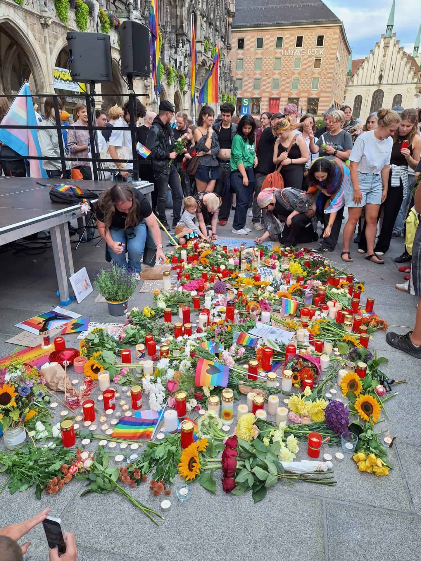 Blumen zum Gedenken an die Opfer des Berliner CSD. Foto Conrad Breyer