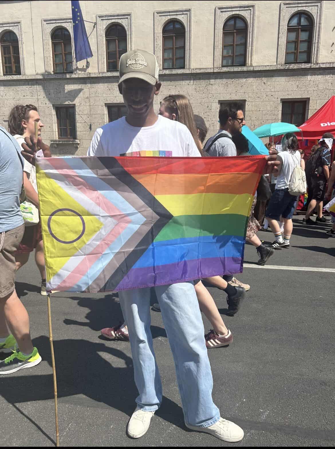 Queerem Folteropfer droht Abschiebung! 1 Mark Z. beim CSD München 2026. Foto privat