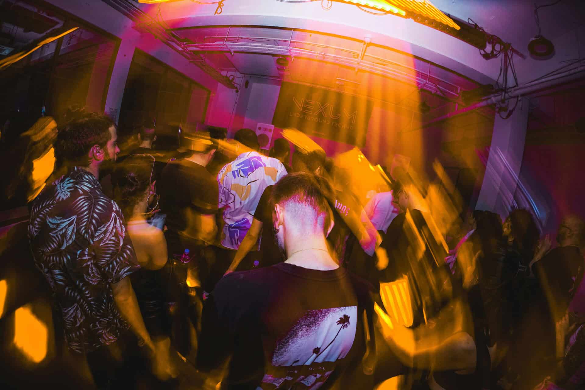 Club von Nereid Ndreu auf Unsplash