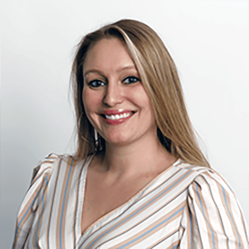 Freundliche frau mit blonden haare und gestreiftem top, queer community München.