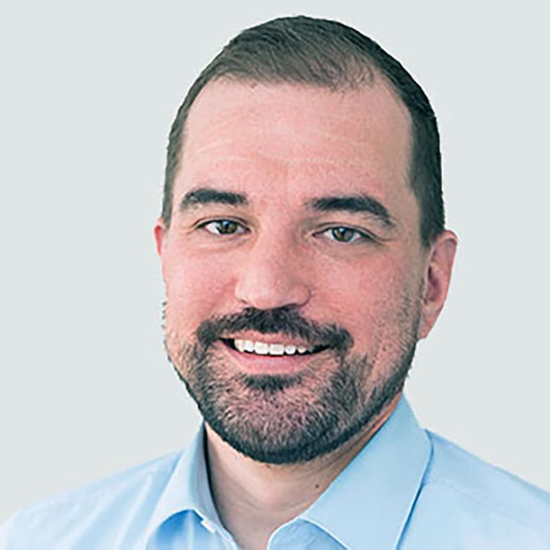 Freundlicher Mann mit Bart und Hemd, symbolisiert Offenheit und Akzeptanz.