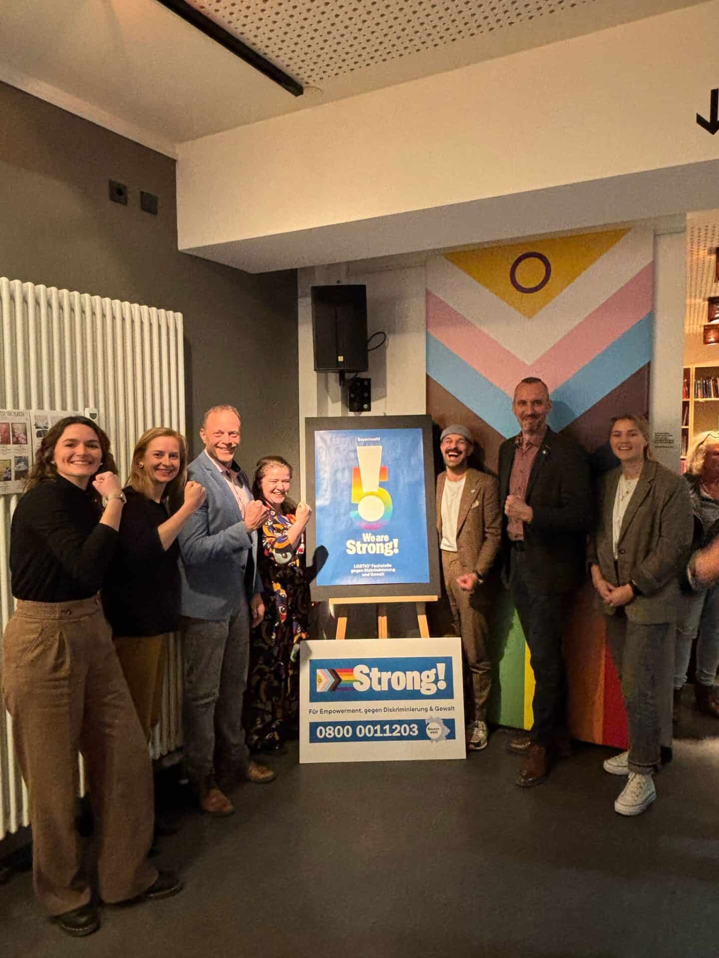 Foto zeigt Gruppe von Menschen, die fünf Jahre Strong! feiern mit Gästen im Rahmen eines Fachtags zur Jubiläumsfeier. Foto Sub e.V.