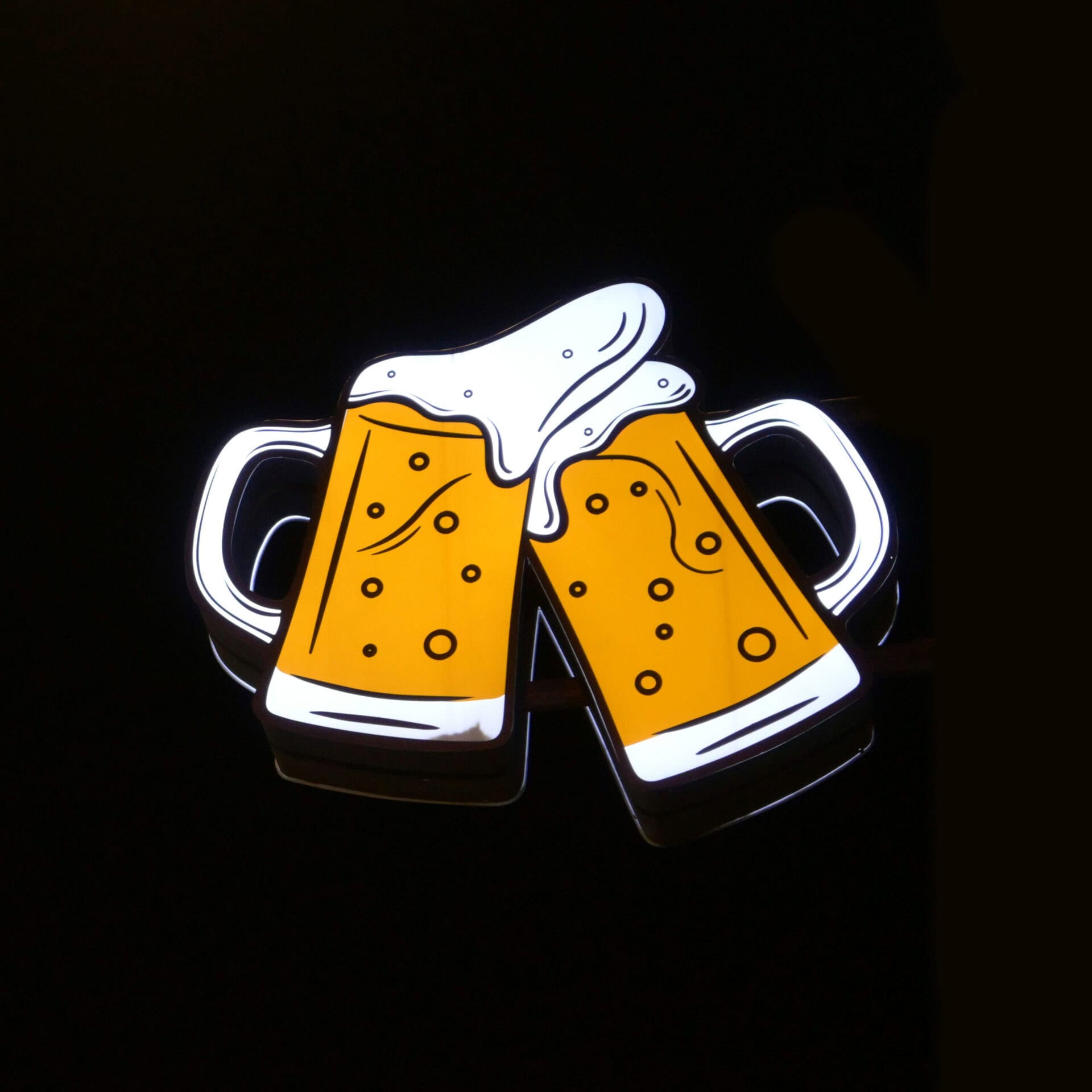 Zeichnung zweier miteinander anstoßender Bierkrüge. Foto: Jun Weng / Unsplash